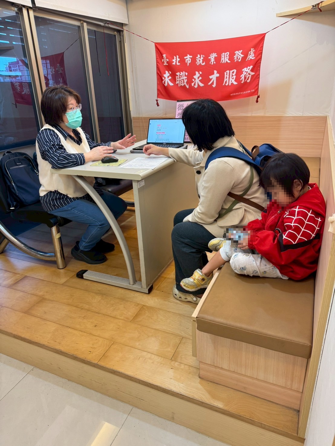 圖示一： 北市勞動局就業服務處4月8日及4月10日，共邀集16家知名企業於各就服站舉辦現場徵才活動，提供達772個工作機會。